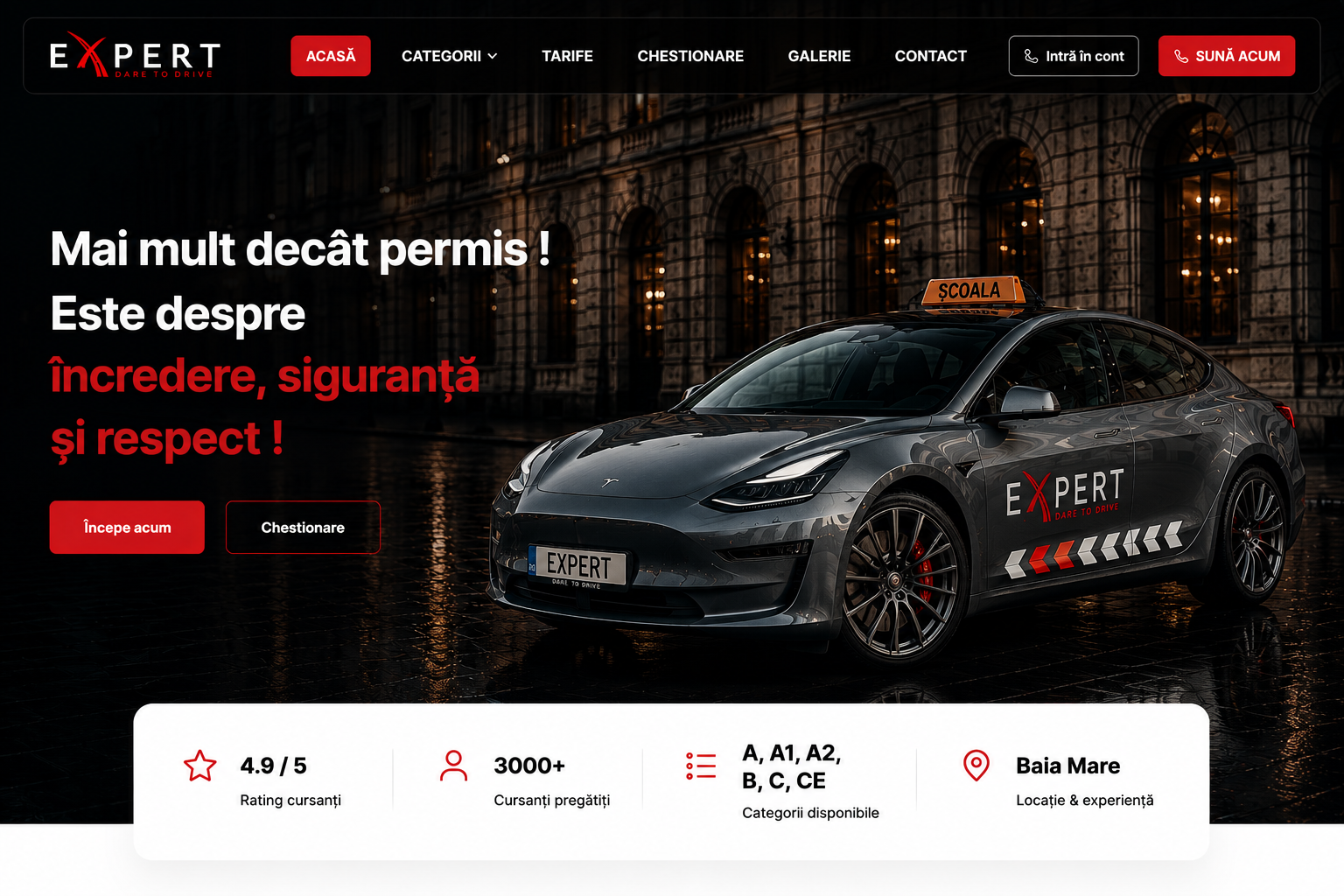 Mașină școală auto Expert pe o stradă luminată